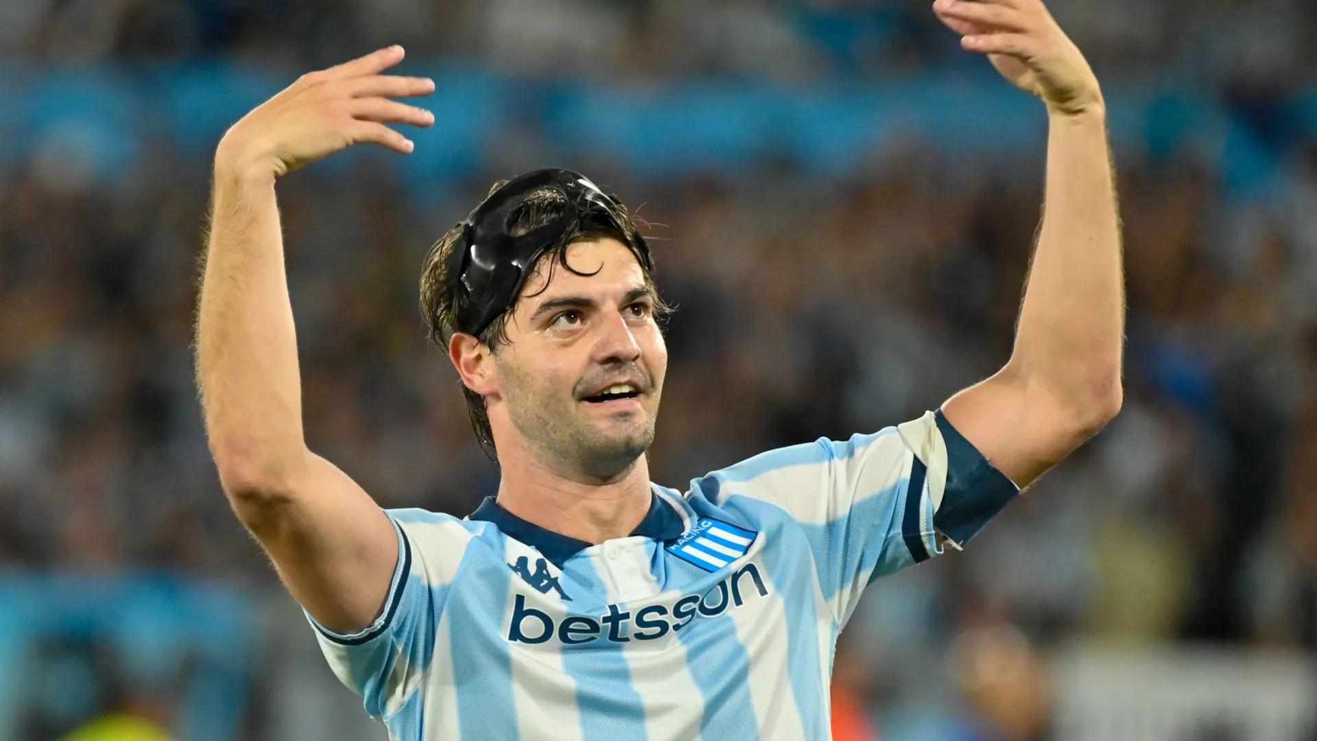 Alvo do Fla, zagueiro sente lesão ao converter pênalti em final argentina - img