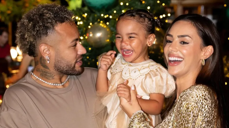 Amparado por muleta, Neymar vive luxuosa noite de Natal com a família - img