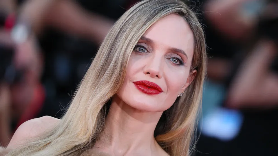 Angelina Jolie mostra cicatrizes de mastectomia para alertar mulheres sobre câncer de mama - img