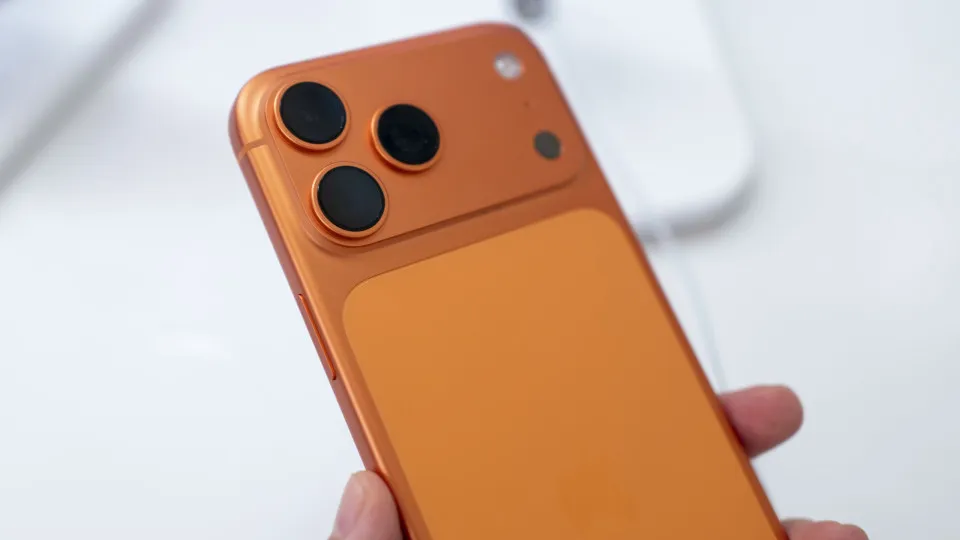 Apple prepara iPhone 18 com câmera sob a tela e visual renovado - img