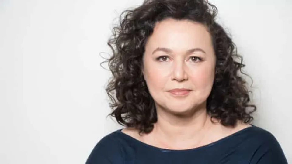 Atriz de 'Três Graças' retorna às telas após tratamento de câncer de mama agressivo - img