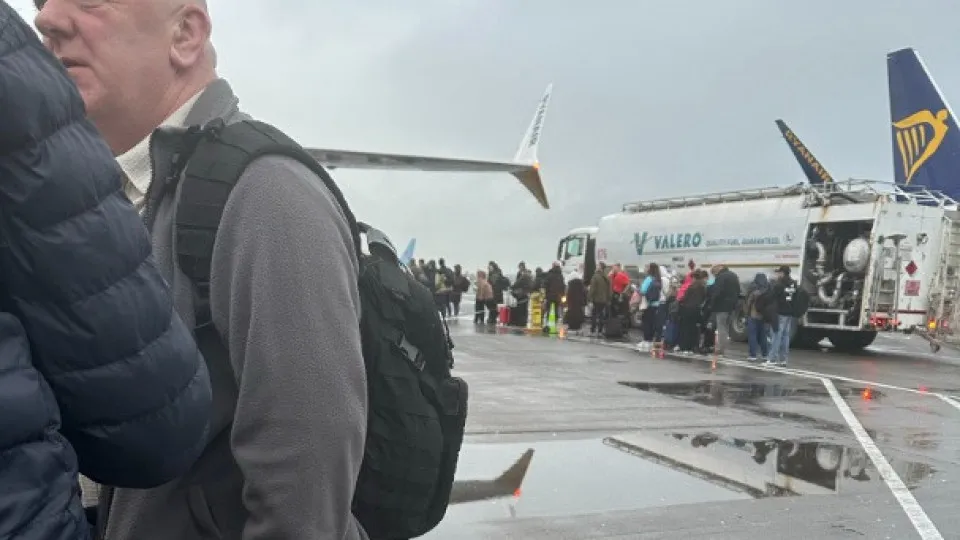 Avião bate em caminhão de combustível e é evacuado na Escócia - img