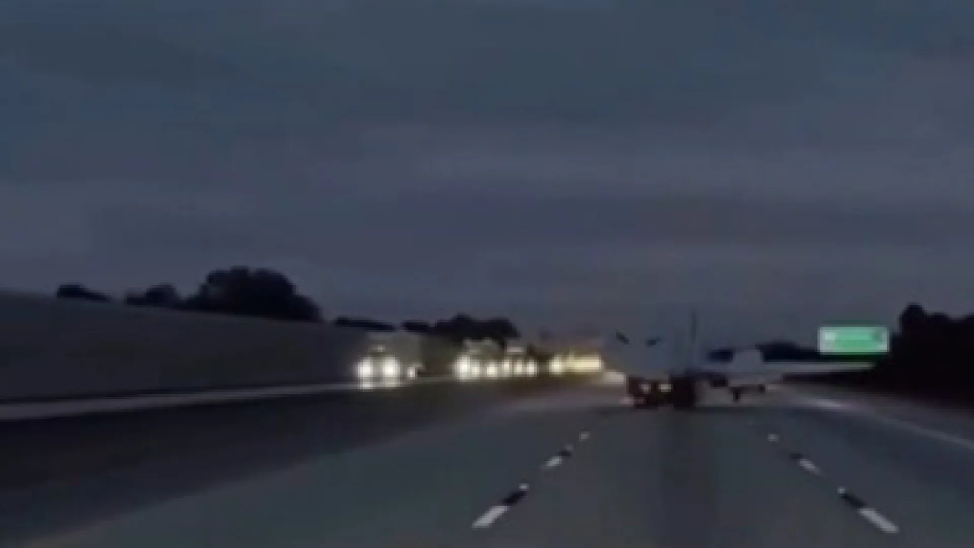 Avião cai sobre carro nos EUA durante tentativa de pouso de emergência - img
