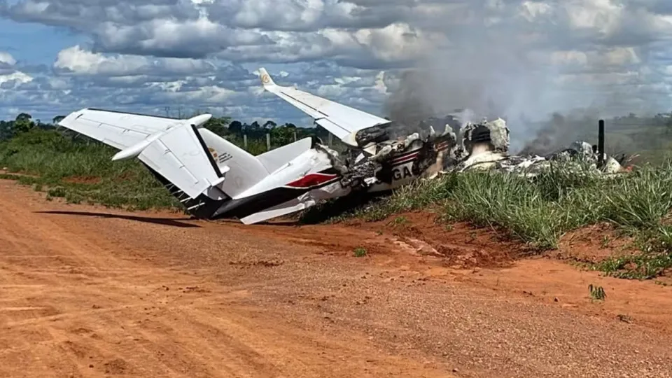 Avião com deputado e vereador faz pouso forçado e pega fogo - img