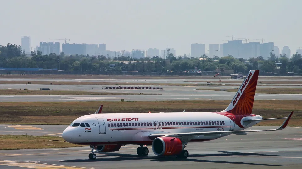Avião que sumiu há 13 anos é encontrado abandonado em aeroporto na Índia - img