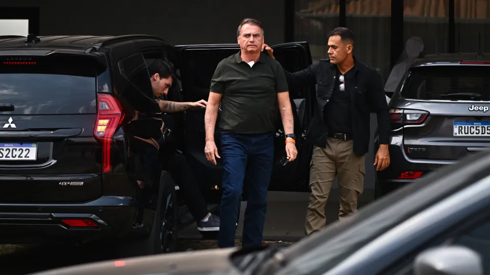 Bolsonaro tem diagnóstico de duas hérnias e defesa pressiona por cirurgia - img