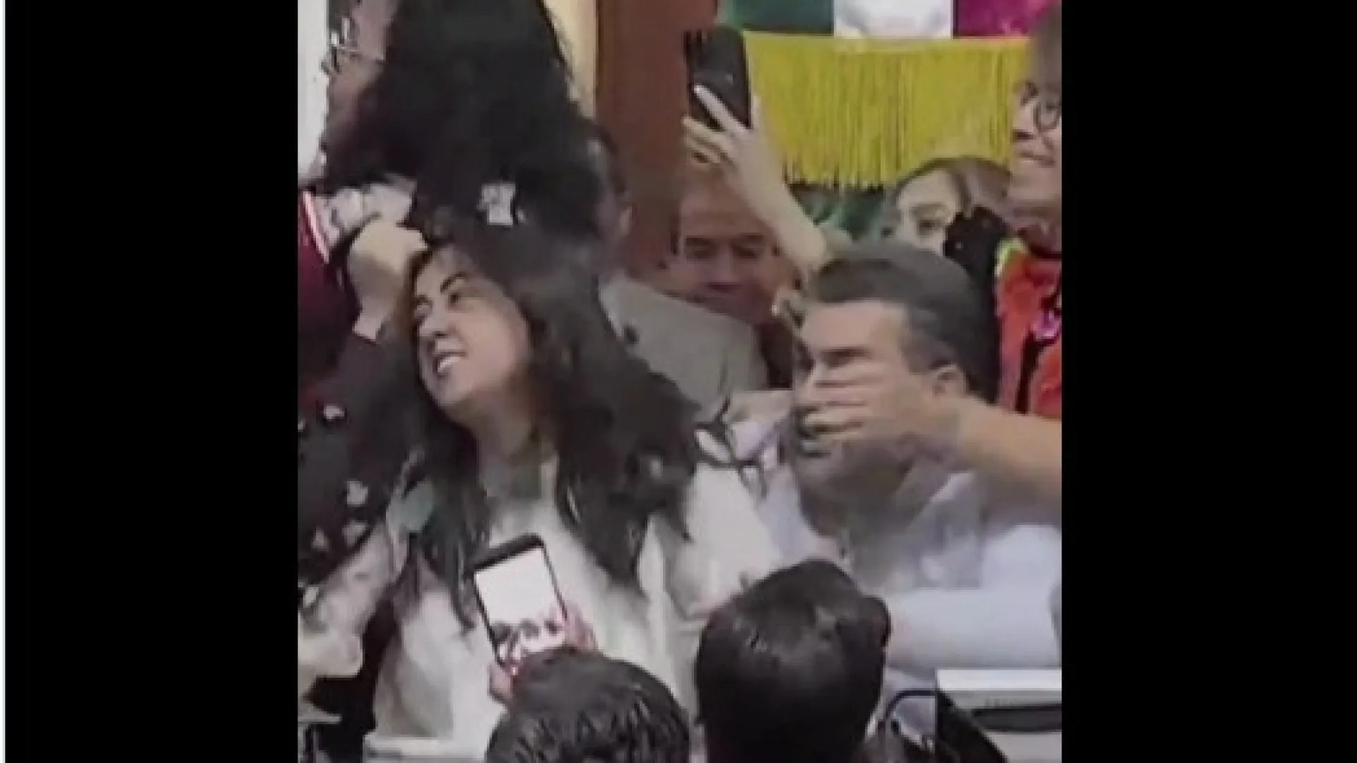Briga entre deputados interrompe sessão no Congresso da Cidade do México - img