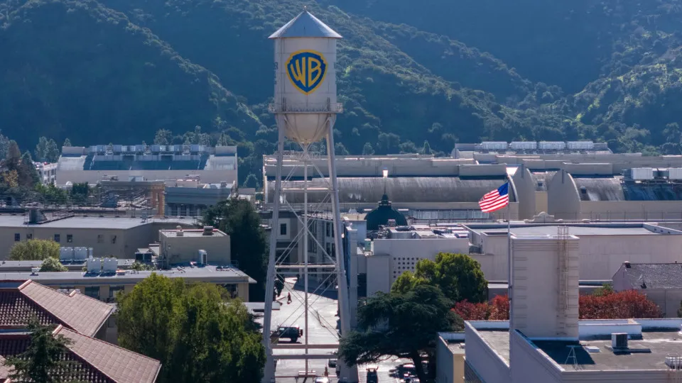 CEOs da Netflix visitam estúdios da Warner em meio a negociações - img