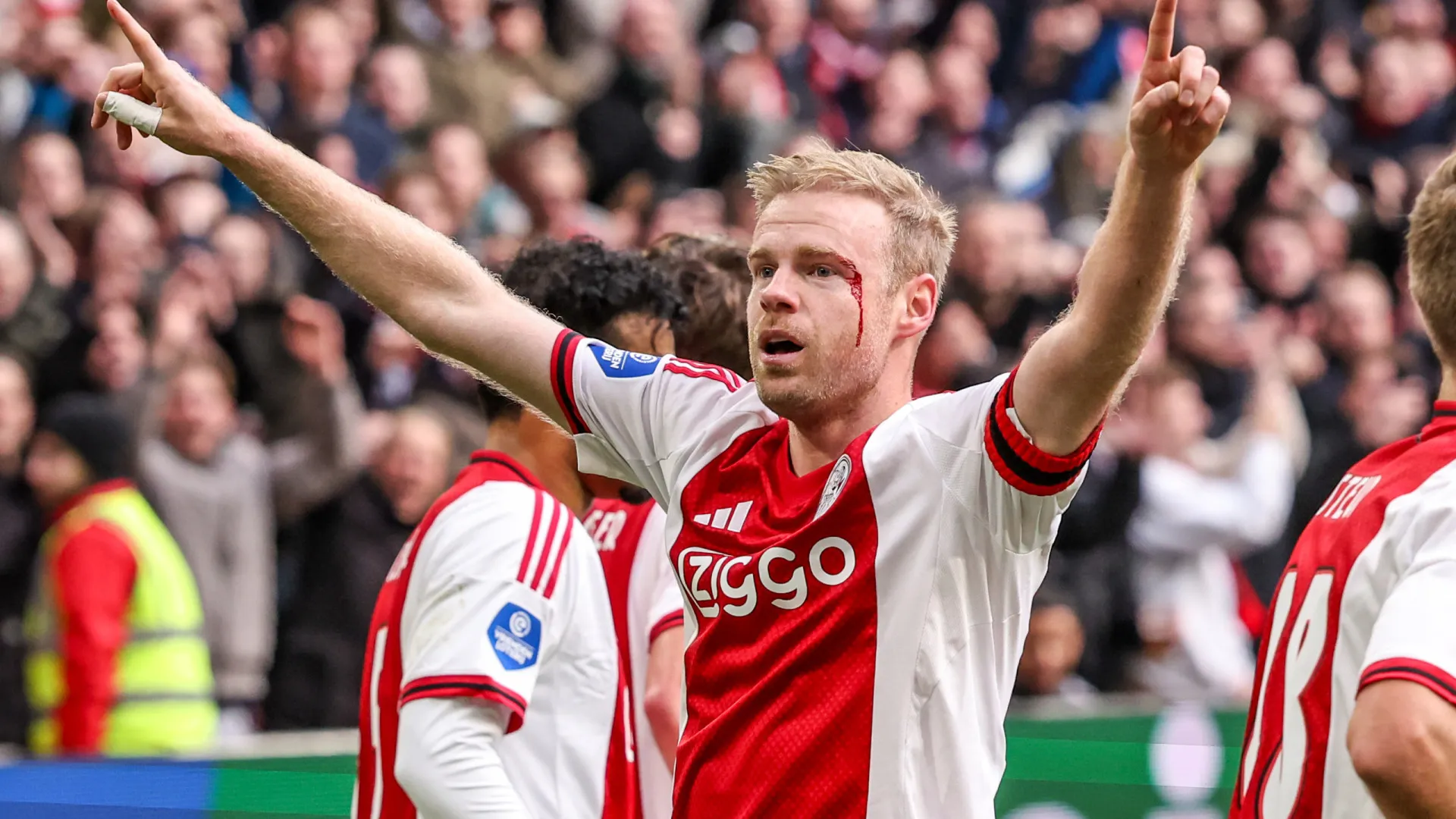 Capitão do Ajax leva cabeçada durante comemoração; veja - img