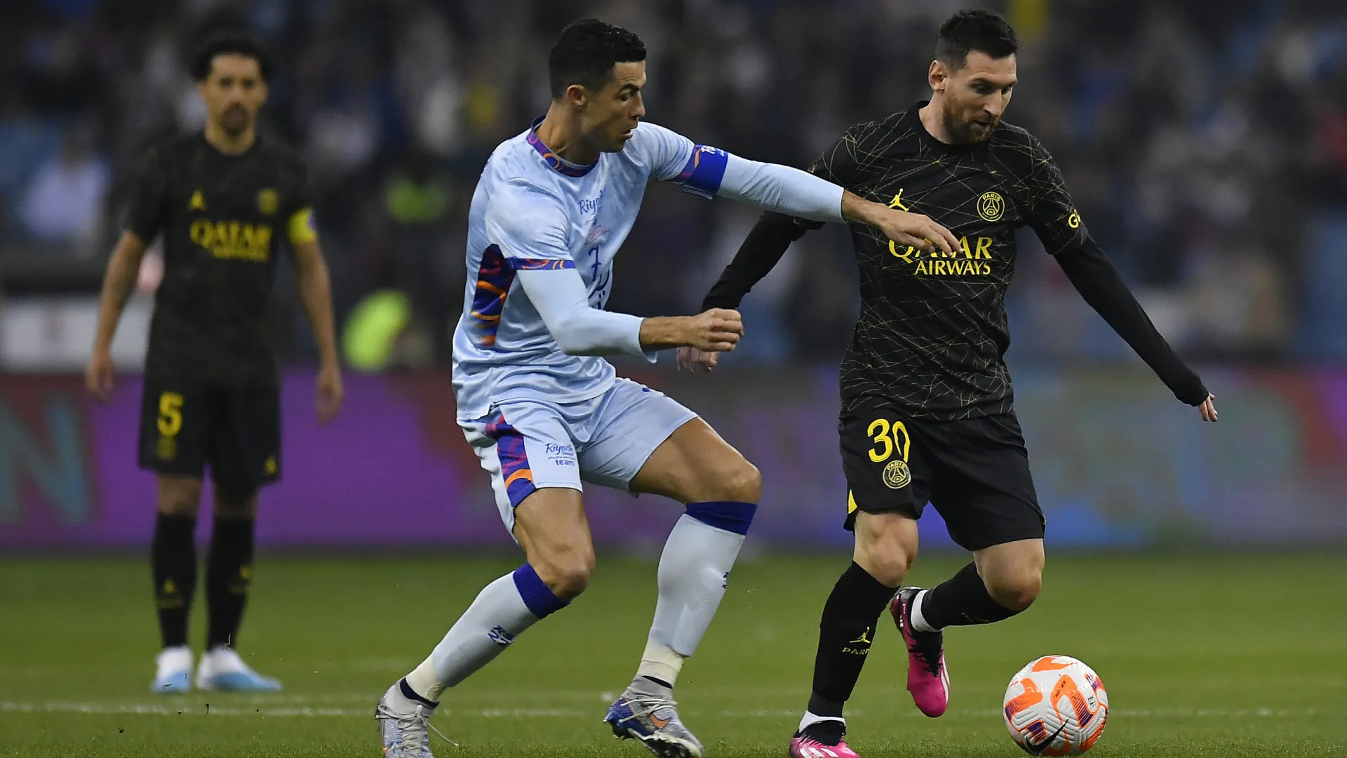 Lenda do Real Madrid surpreende ao colocar Messi acima de CR7 em ranking - img