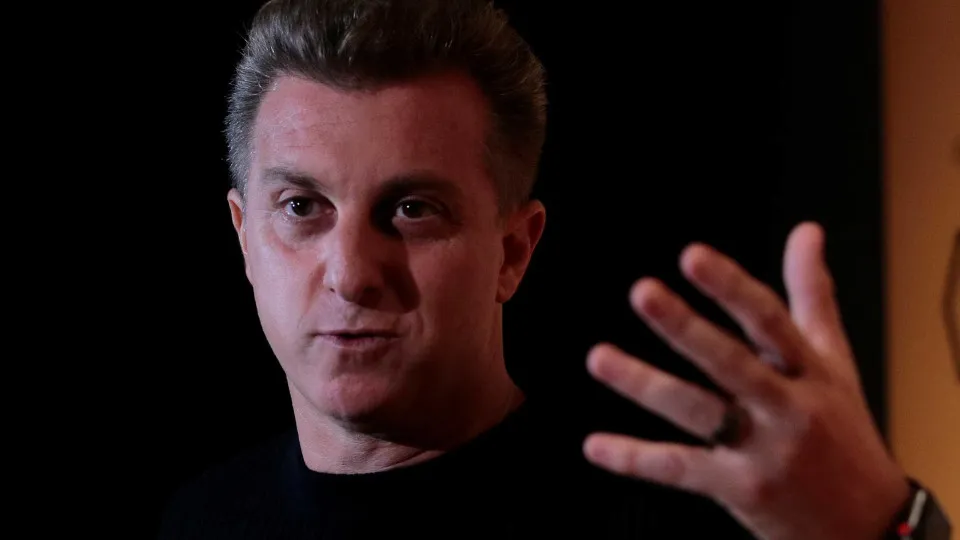 Em gravação com indígenas, Luciano Huck proíbe celular e roupa - img