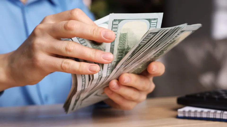 Dólar supera R$ 5 e bolsa cai quase 2% em dia de turbulência - img