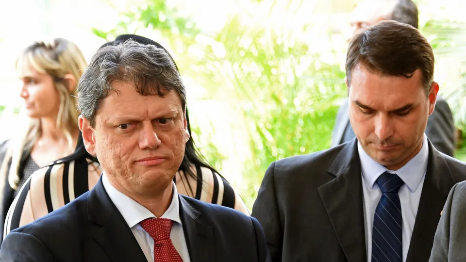 Flávio Bolsonaro diz agora que candidatura é irreversível e que sobrenome é vantagem sobre Tarcísio - img
