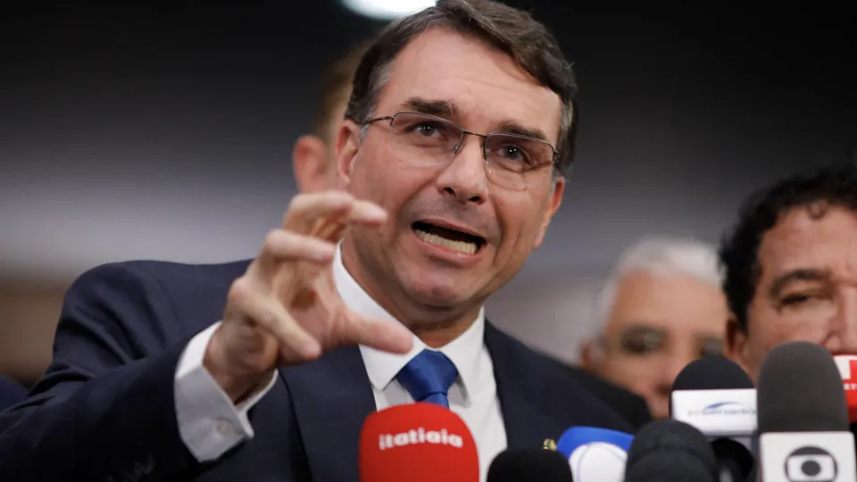 Flávio Bolsonaro pediu dinheiro e Vorcaro pagou R$ 61 milhões, diz site - img