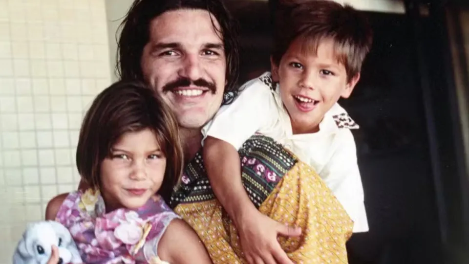 Galã de novelas lembra morte trágica do pai ator há 25 anos - img
