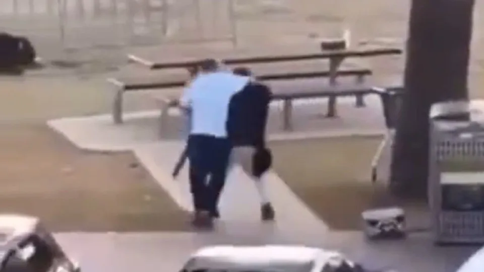 Homem aborda e desarma terrorista em praia de Sydney; vídeo - img