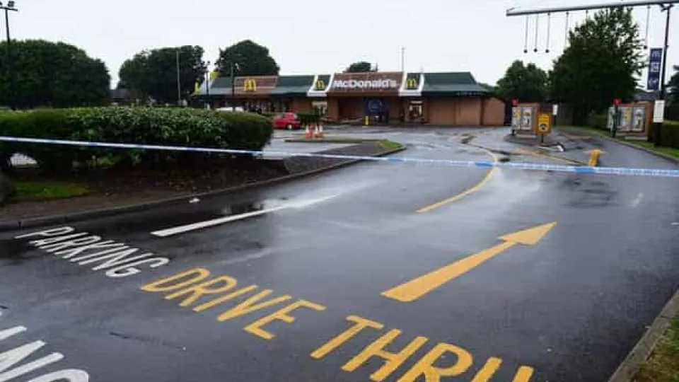 Homem morre em acidente "100% bizarro" em drive-thru do McDonald's - img