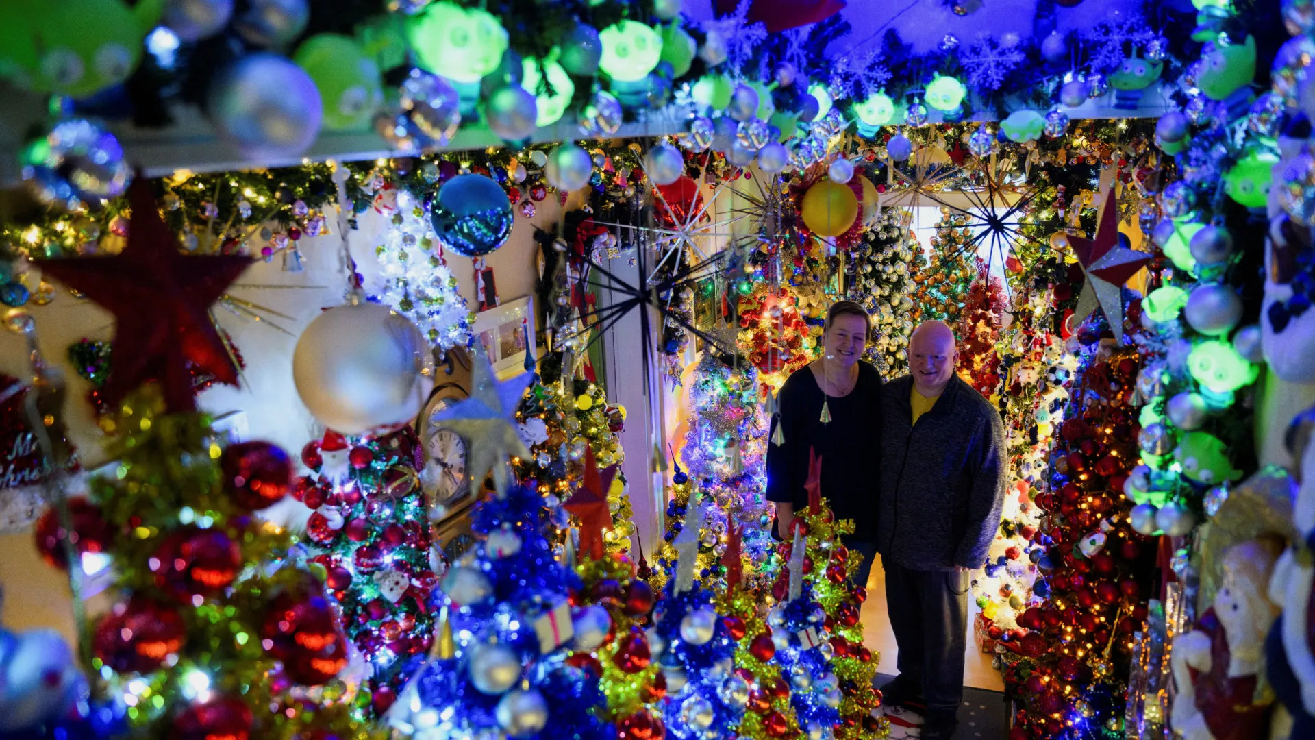Já montou a sua? Casal bate próprio recorde com 621 árvores de Natal - img