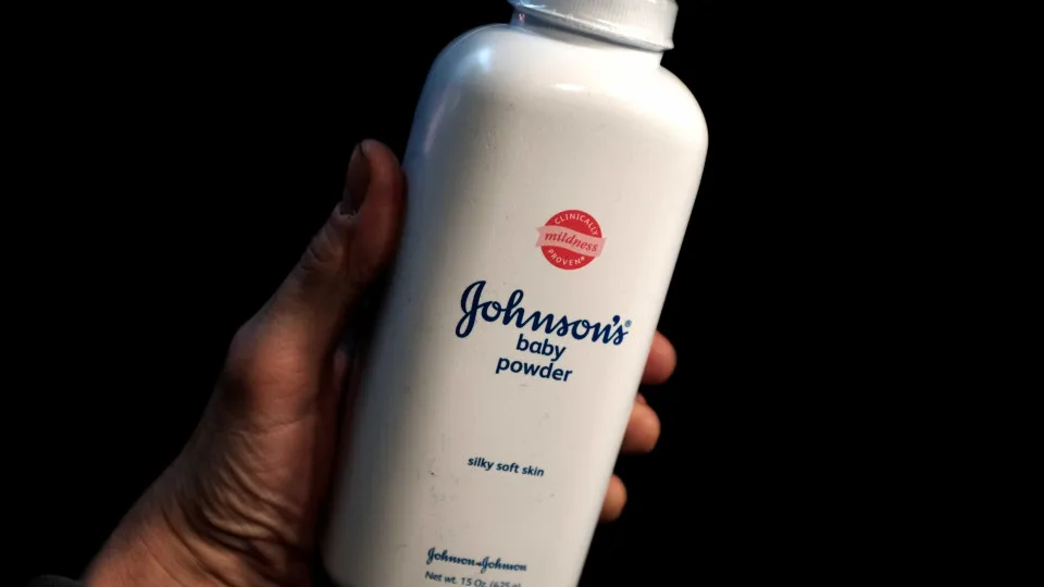 Johnson & Johnson deve pagar US$ 40 mi a pacientes com câncer após uso de talco, decide júri - img