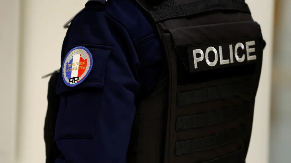Jovem é detida após ir a hospital com bebê morto na mochila na França - img