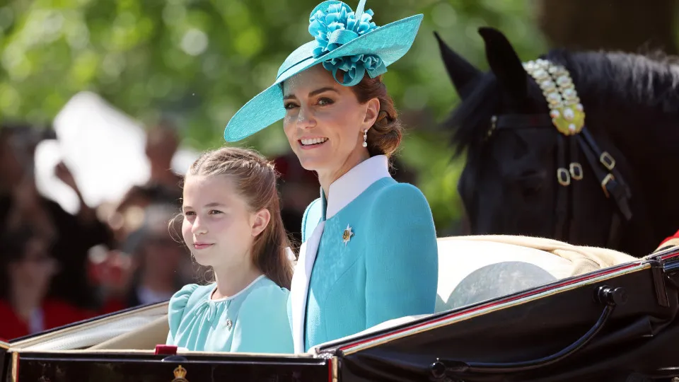 Kate Middleton e Charlotte emocionam ao fazerem dueto no piano - img