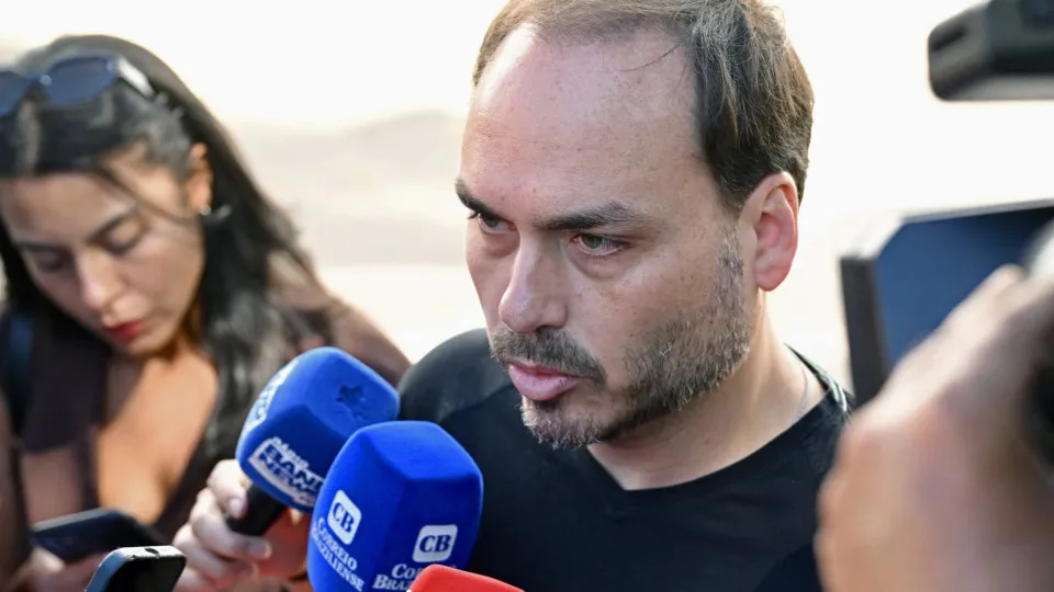 Flávio e Carlos atacam Moraes após ministro manter Bolsonaro preso na PF - img