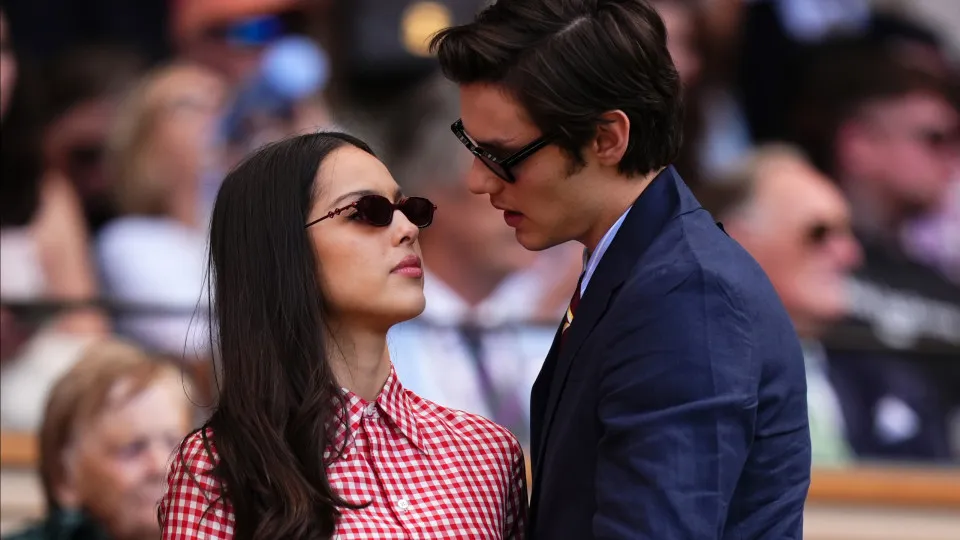 Olivia Rodrigo e Louis Partridge, de 'Enola Holmes', terminam namoro - img