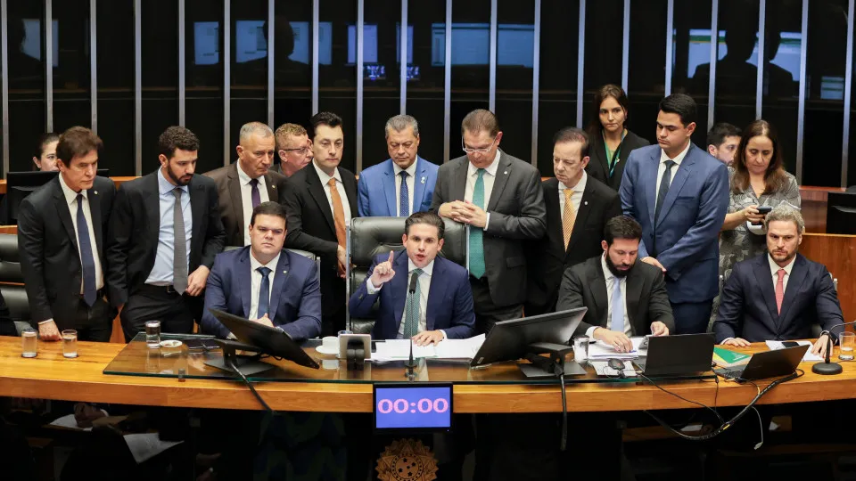 Congresso corta gastos de Previdência e Pé-de-Meia para inflar emendas em R$ 11,5 bi em 2026 - img
