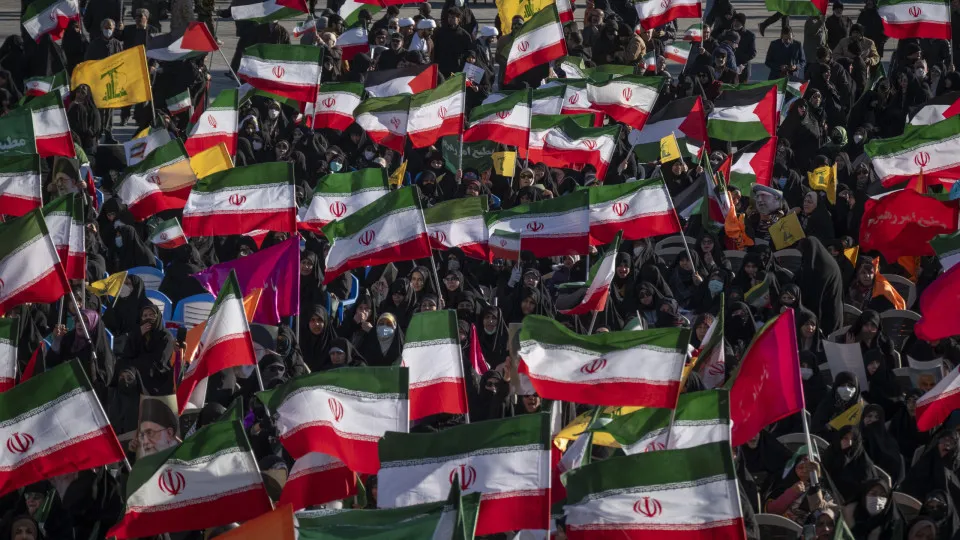 Regime iraniano promete resposta firme contra protestos no país - img