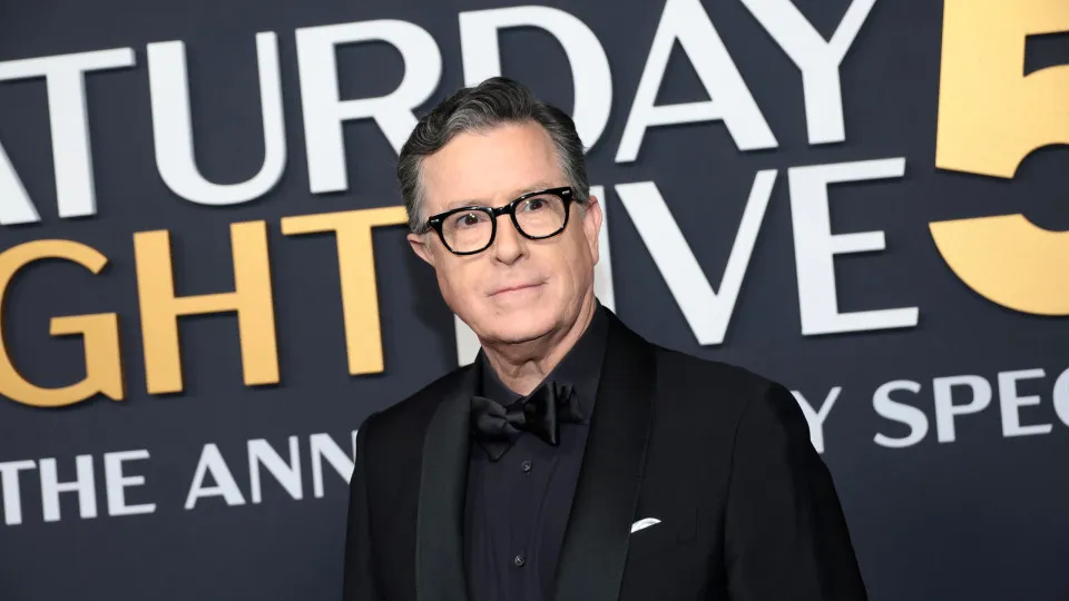 Stephen Colbert diz que CBS censurou entrevista com democrata no Late Show - img