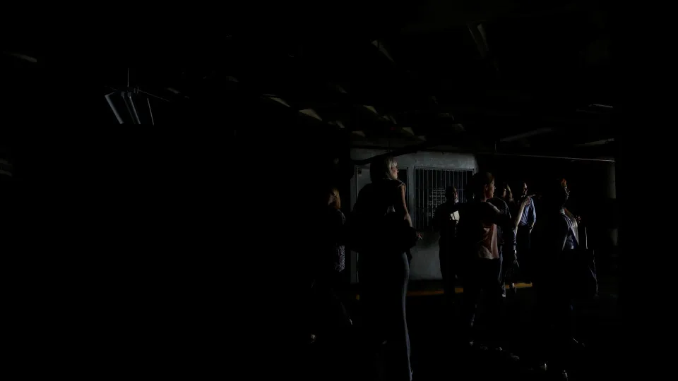 Ucrânia corta até luz de poste para poupar energia derrubada pela Rússia - img