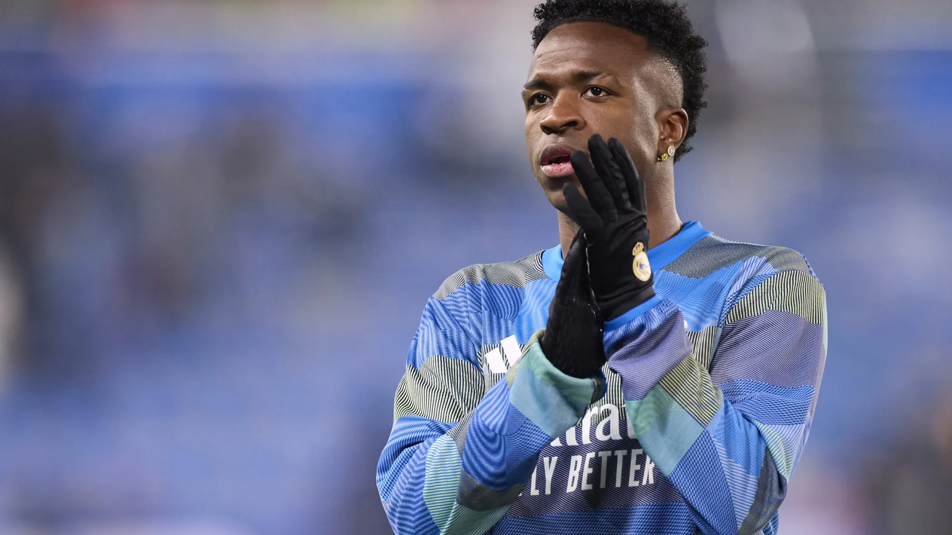 Vini Jr recebe apoio de Mbappé após ser vaiado pela torcida do Real - img