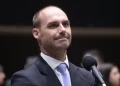 PF determina que Eduardo Bolsonaro reassuma cargo de escrivão da corporação