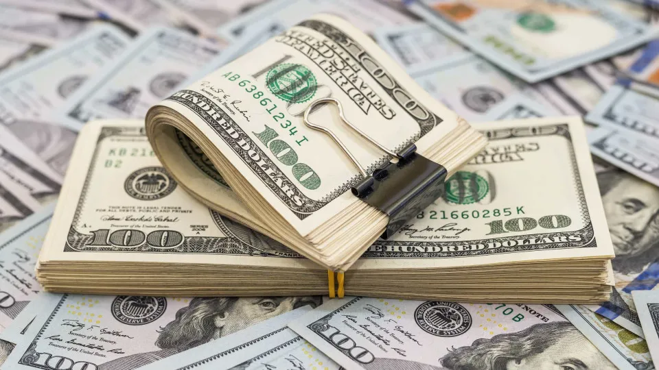 Dólar começa 2026 com forte queda