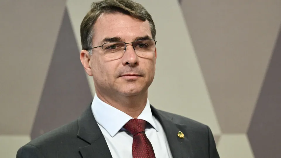 Deputados pedem investigação sobre relação entre Vorcaro e Flávio - img