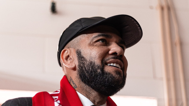 Após comprar clube, Dani Alves pondera retornar aos gramados em Portugal - img