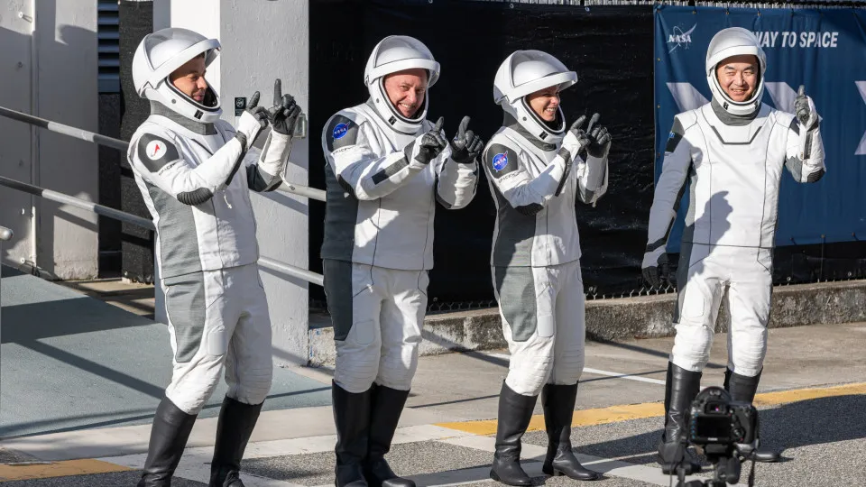 Após problema médico, astronautas devem iniciar volta à Terra nesta quarta (14) - img
