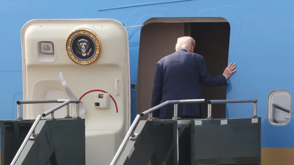 Avião de Trump que seguia para Davos sofre "problema" elétrico e regressa à base - img