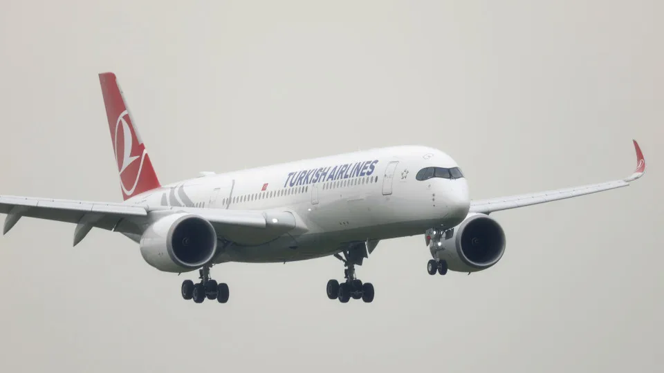 Avião turco faz pouso de emergência em Barcelona: "ameaça a bordo" - img