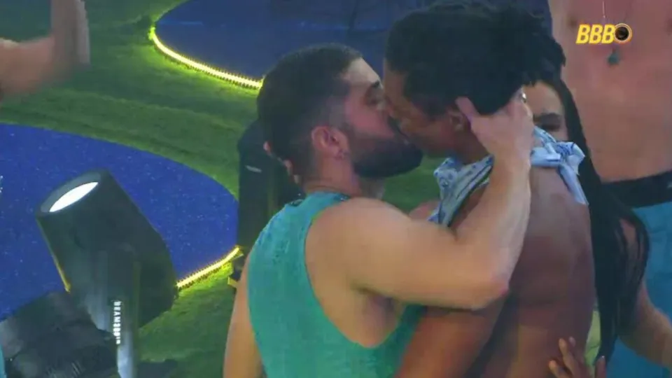 Breno e Marcelo protagonizam primeiro beijo do BBB 26 - img