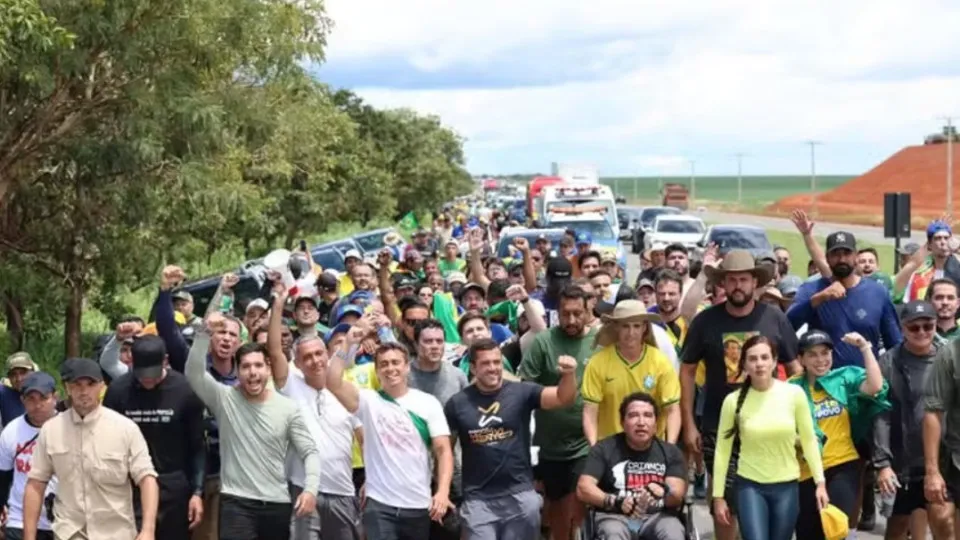Caminhada de Nikolas tem mutirão de selfies e atrai políticos em busca visibilidade - img