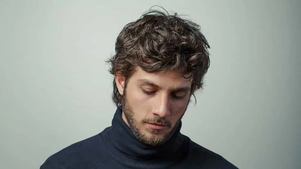 É difícil não ter algum nível de narcisismo hoje, diz Chay Suede, em sua primeira peça