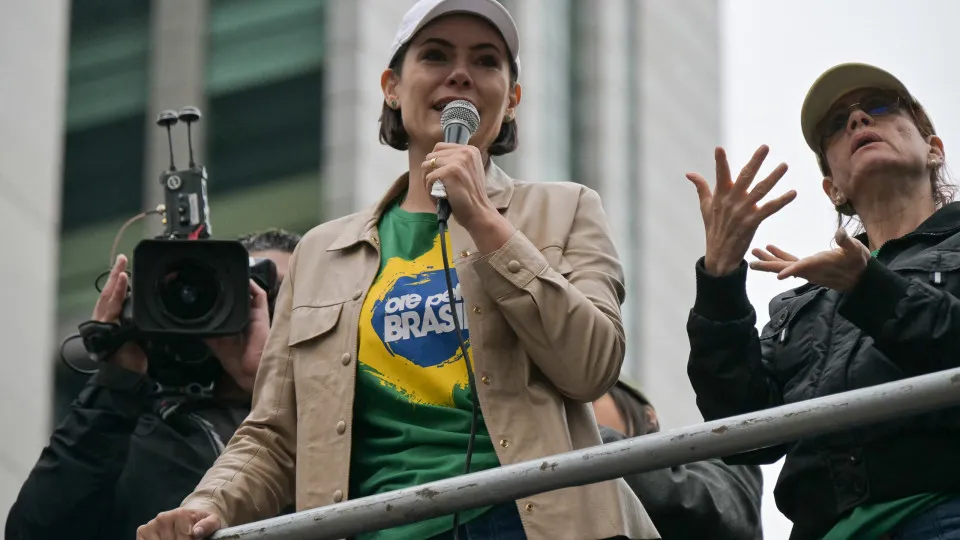 Filhos de Bolsonaro se distanciam de Michelle em disputa por sucessão - img
