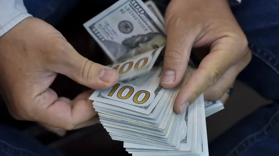 Fortuna de 12 bilionários supera a renda de metade da população mundial - img