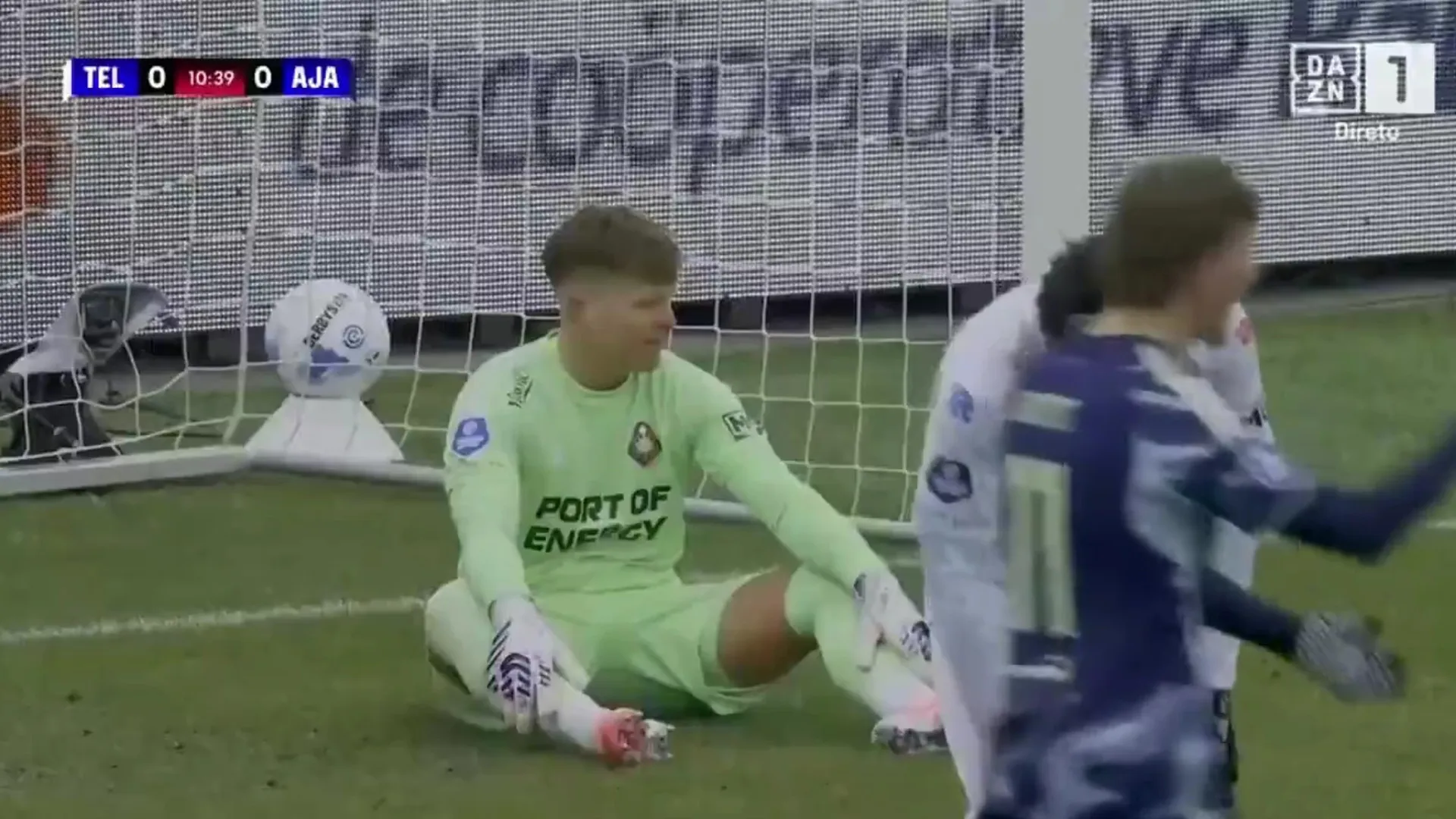 'Frango' ou azar? Filho de Ronald Koeman sofreu este gol contra o Ajax - img