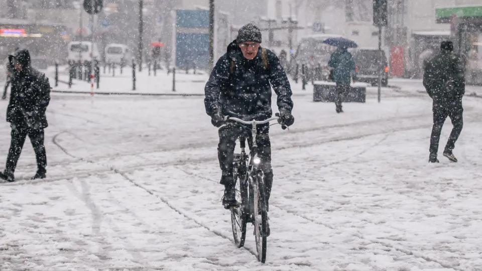 Frio de -30°C na Europa causa mortes e prejudica voos, linhas de trem e estradas - img