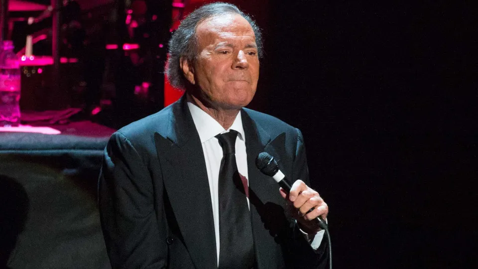 Julio Iglesias é acusado de agressão sexual por ex-funcionárias - img