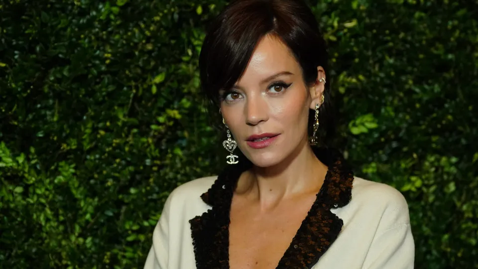 Lily Allen relata susto após colisão com caminhão - img