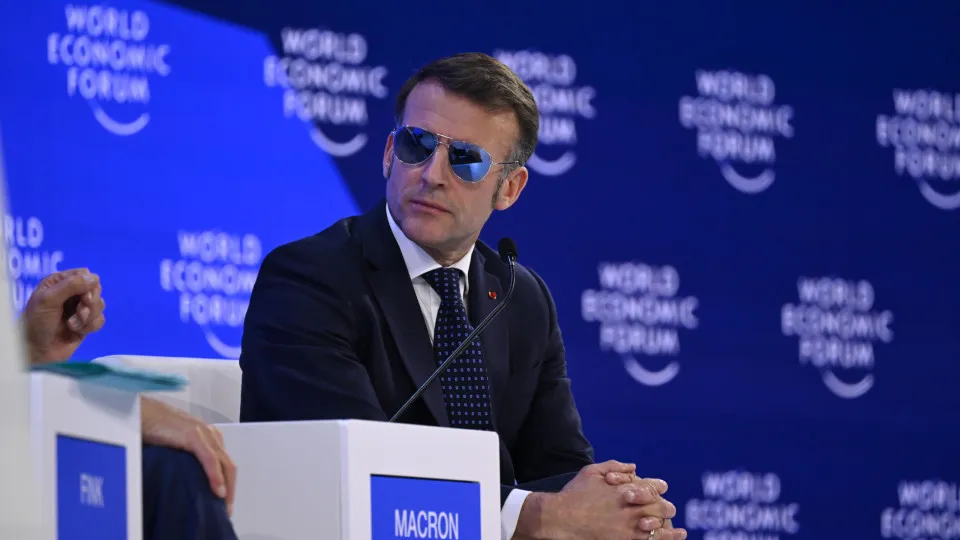 Macron critica EUA em Davos e diz que Europa prefere respeito a lidar com valentões - img