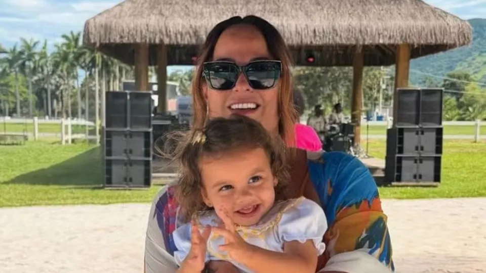 Mãe de Neymar é detonada por convidar ex- do jogador e neta para festa - img